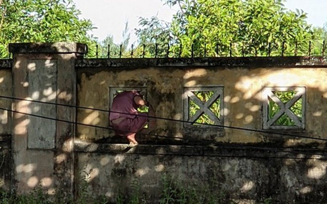 Phú Yên: Nữ bệnh nhân COVID-19 chui tường rào ra ngoài bệnh viện để hái lá nấu nước xông Ảnh 2