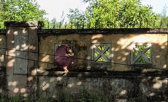 BN 17725 chui qua tường rào Bệnh viện dã chiến thị xã Đông Hòa. Ảnh: Tuổi Trẻ