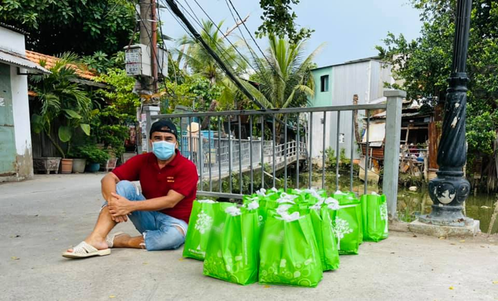 Quyền Linh thương Sài Gòn 'đứt ruột đứt gan', len lỏi vào tận hẻm sâu để phát quà từ thiện Ảnh 4