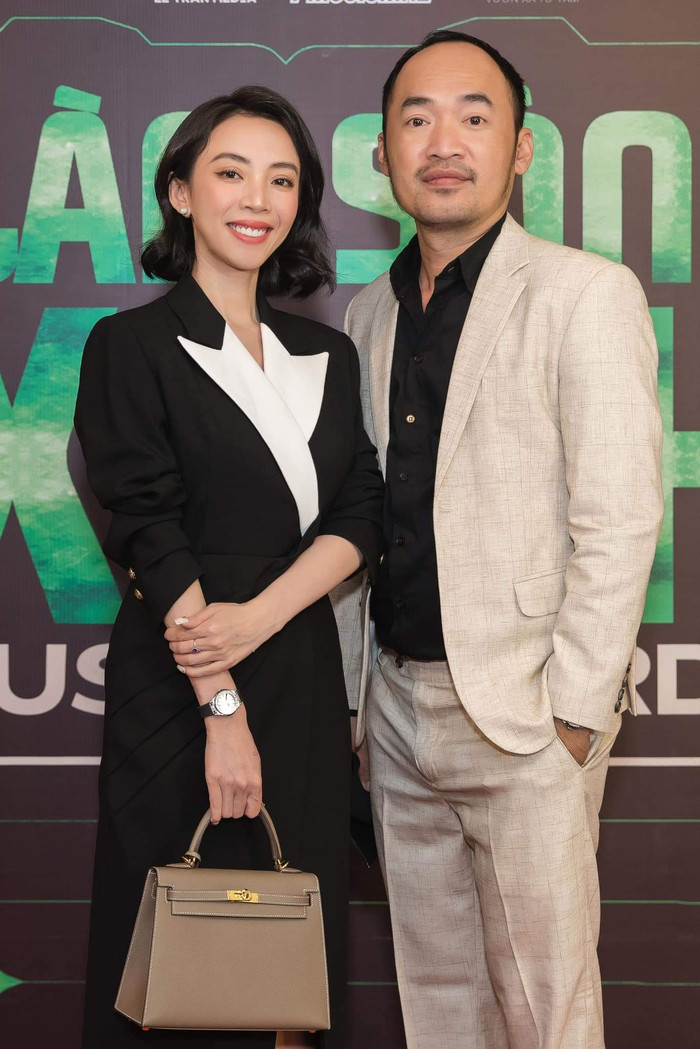 Hai vợ chồng thường xuyên ăn diện đồng điệu khi sánh bước với nhau.