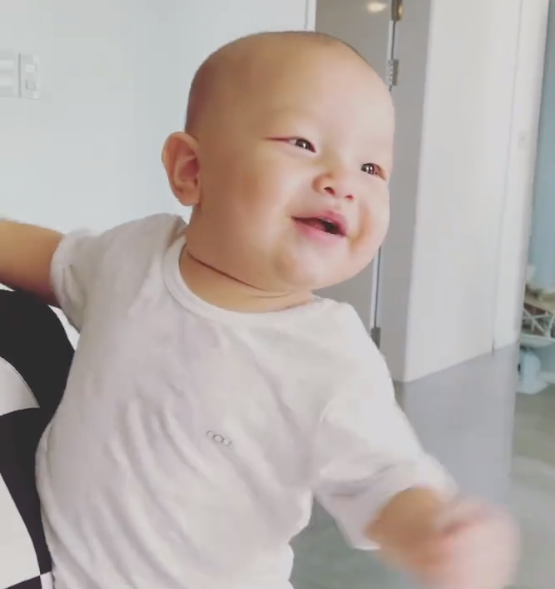 Vừa qua, Leon đã bị mẹ tiết lộ thích chơi 'bạo lực', lần nào cũng khiến ba Kim phải mất hết cả giọng.