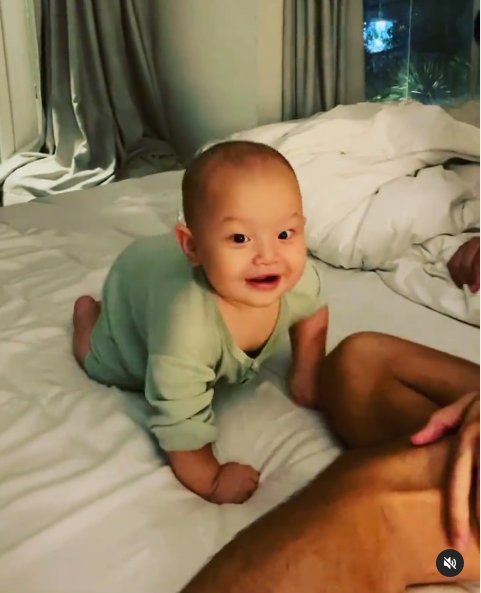 Cậu nhóc liên tục 'lấy lòng' ba mẹ bằng cách cười tươi rói và luôn miệng kêu 'ba ba'.