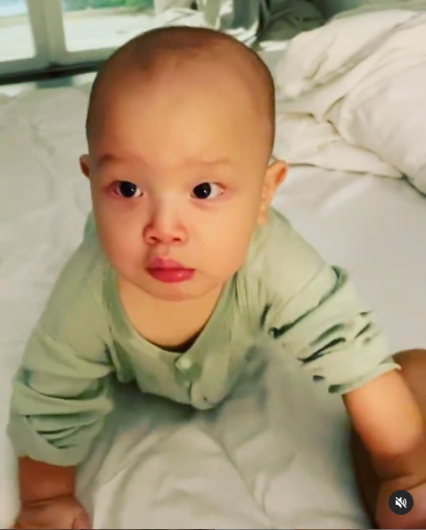 Vẻ mặt của cu cậu khiến ai nhìn cũng phải 'ôm tim' vì cưng ơi là cưng.