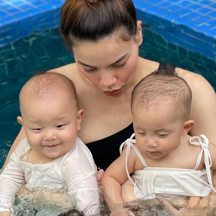 So với chị gái Lisa còn 'nhát' thì Leon lại vô cùng dạn dĩ. Cu cậu hiện đã có thể sử dụng phao một mình mỗi khi xuống hồ cùng ba mẹ.