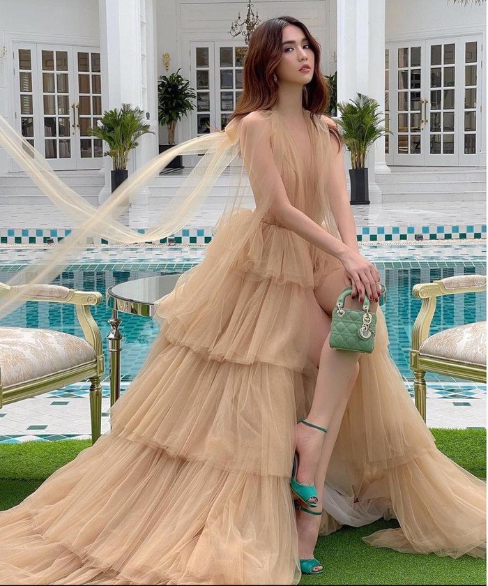 Ngọc Trinh mix cùng túi micro Lady Dior màu xanh lá xuyệt tông với giày cao gót