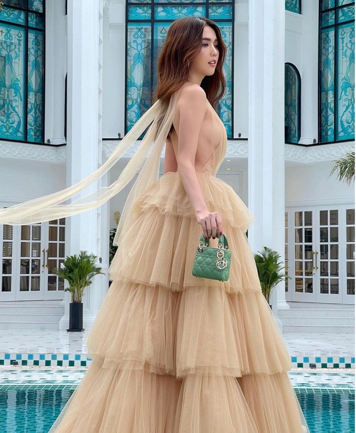 Ngọc Trinh thả dáng trong tòa lâu đài triệu đô đẹp như một bức tranh