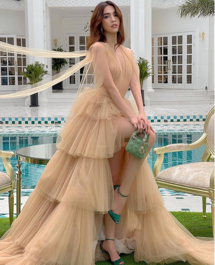 Mỹ nhân gốc Trà Vinh chọn cho mình bộ váy dạ hội xếp tầng lộng lẫy như đang chuẩn bị đi dạ tiệc