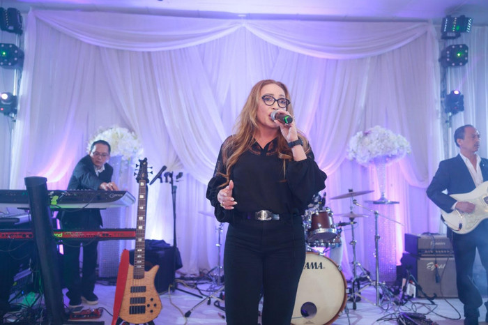 Ca sĩ Thanh Hà hát mừng tại tiệc cưới của vợ chồng Lê Quang - Cam Thơ