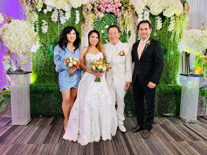 Cựu người mẫu Đức Tiến (phải) chúc mừng 'đám cưới bạc' của đàn anh