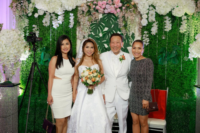 Ca sĩ Hồng Ngọc cũng góp mặt trong ngày vui của người anh thân thiết