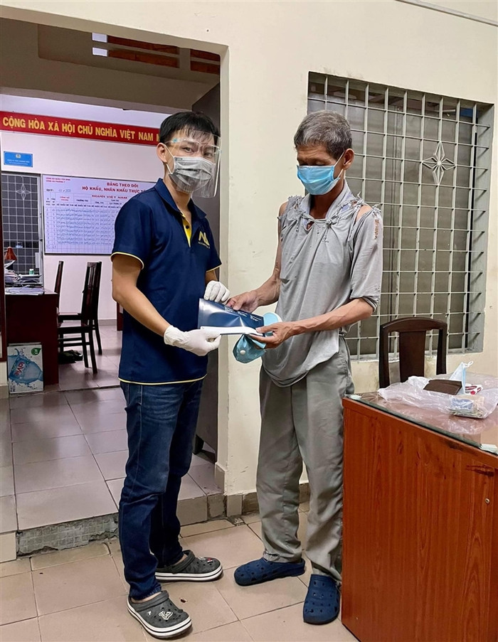 Nhóm từ thiện trao quà cho người đàn ông tại công an phường. Ảnh: Nguyễn Thanh Thản/VTC News