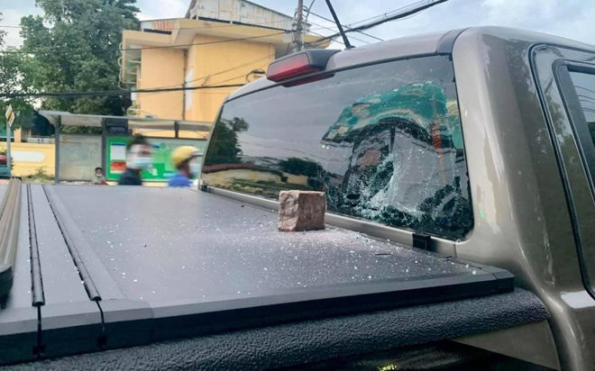 Người đàn ông xin cơm ném vỡ kính xe của đoàn từ thiện, cách ứng xử sau đó của nhà hảo tâm gây bất ngờ Ảnh 2