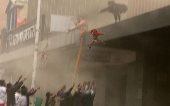 Mẹ thả con gái xuống đám đông từ tòa nhà cháy: 'Những gì tôi có thể làm là tin tưởng người xa lạ' Ảnh 2