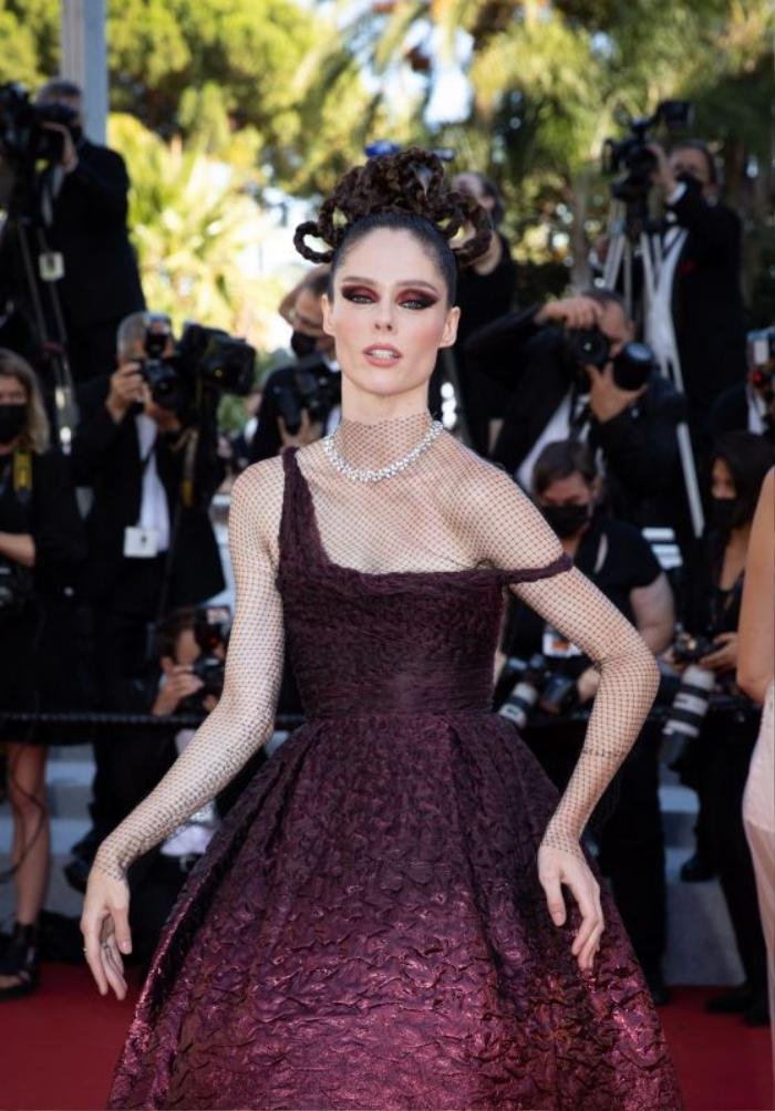 Siêu mẫu Coco Rocha bị la ó vì màn tạo dáng 'lố' và câu giờ tại Cannes 2021 Ảnh 4