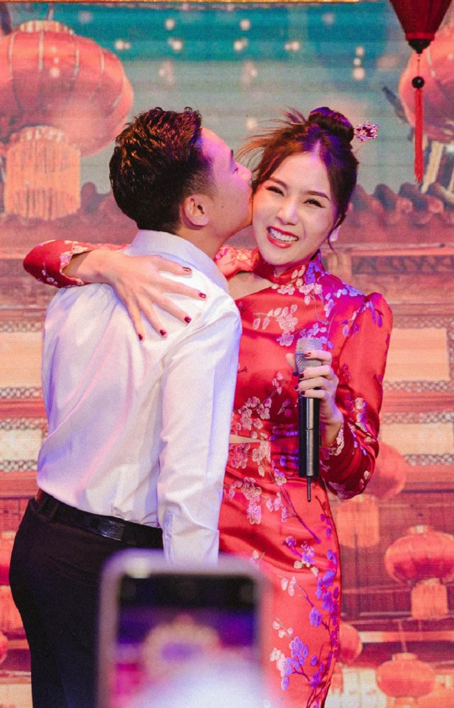 MC Mai Ngọc bên cạnh ông xã của mình