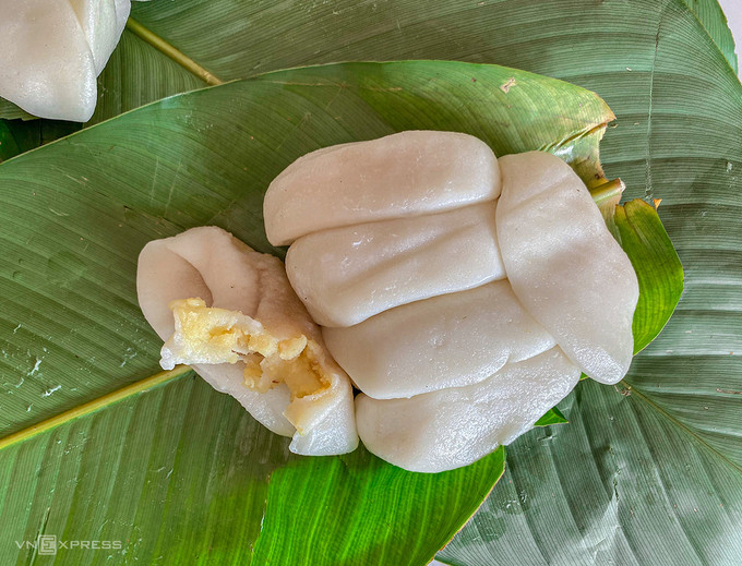 Bên trong gói bánh thường có 6 chiếc, xếp vuông vức. Ảnh: Trung Nghĩa