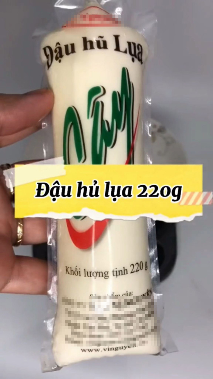 Thanh đậu hũ lụa được TikToker mua tại cửa hàng bách hóa.