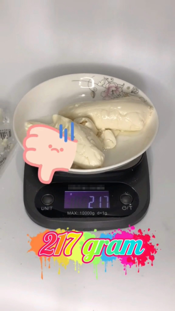 Nhưng dù vét thế nào thì khối lượng vẫn bị hụt mất 3g so với khối lượng niêm yết trên bao bì.