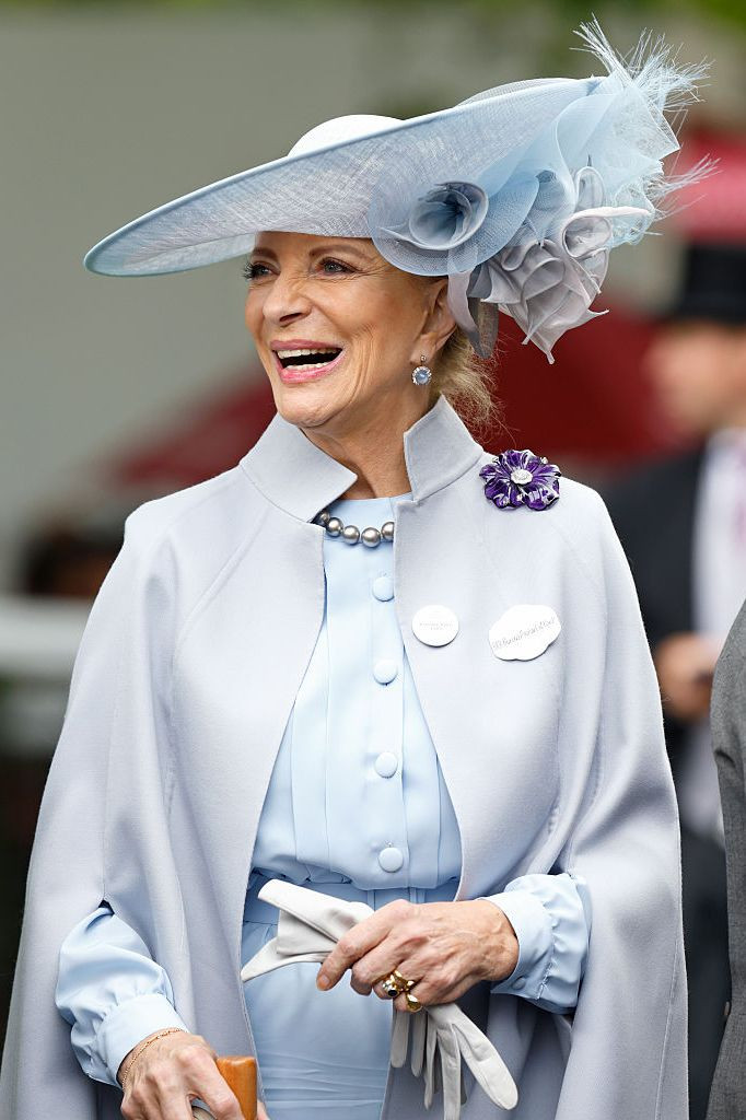 Tại Royal Ascot năm 2016, Công chúa Michael xứ Kent đã đeo một chiếc hoa cài áo thạch anh tím để bổ sung cho trang phục màu xanh nhạt.