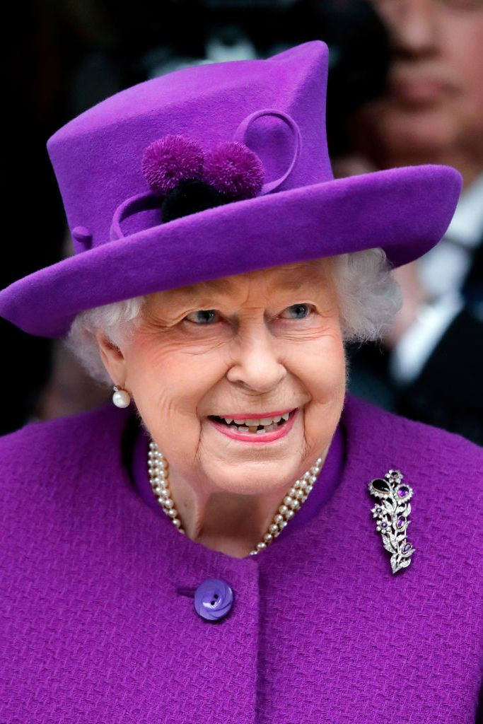 Nữ hoàng đeo hoa cài áo có hình nhánh hoa (thể hiện ý nghĩa nở rộ, sinh sôi) khi đến dự lễ mở cửa của một bệnh viện mới ở London vào năm 2020.