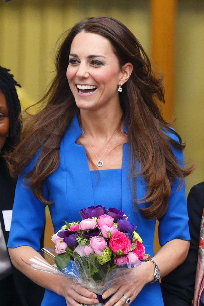 Năm 2014, Kate đeo một đôi bông tai thạch anh tím có ánh xanh của Kiki McDonough.