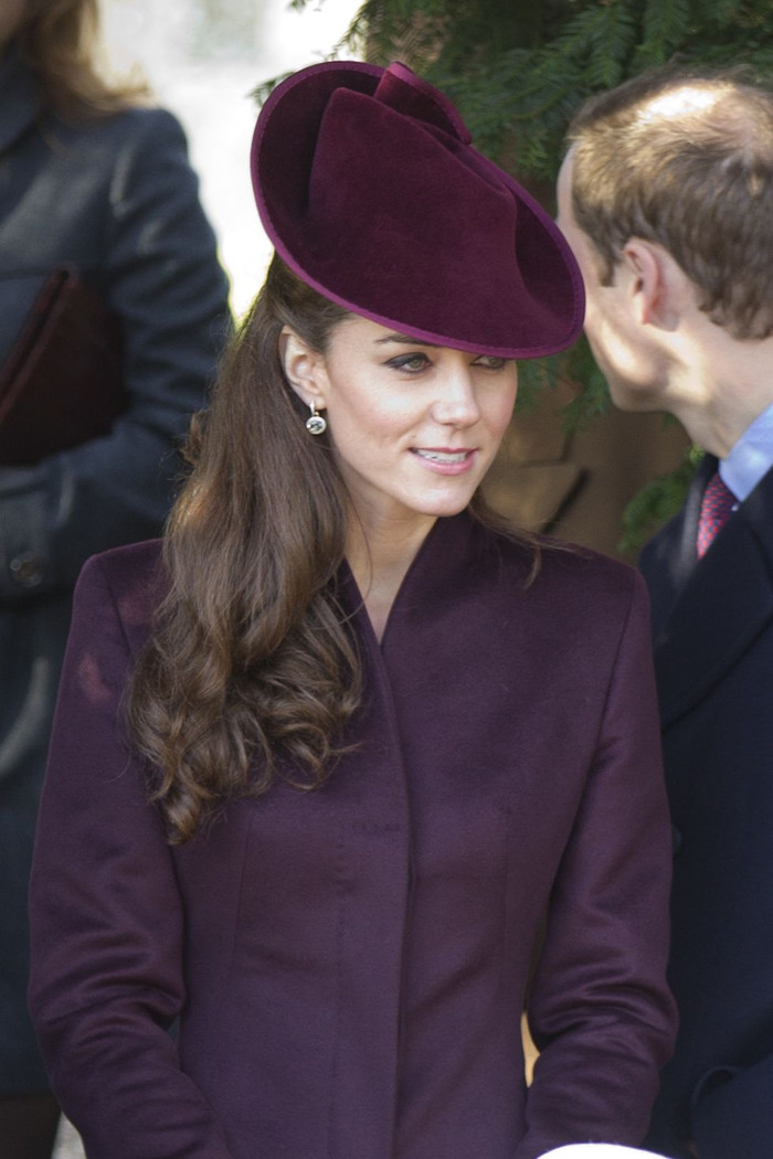 Không phải viên ngọc bích nào cũng có màu xanh lam, không phải tất cả các viên thạch anh tím đều có màu tím. Kate Middleton đặc biệt yêu thích đôi bông tai thạch anh tím có ánh màu xanh của mình. Có tin đồn cho rằng đó là quà giáng sinh từ Hoàng tử William.