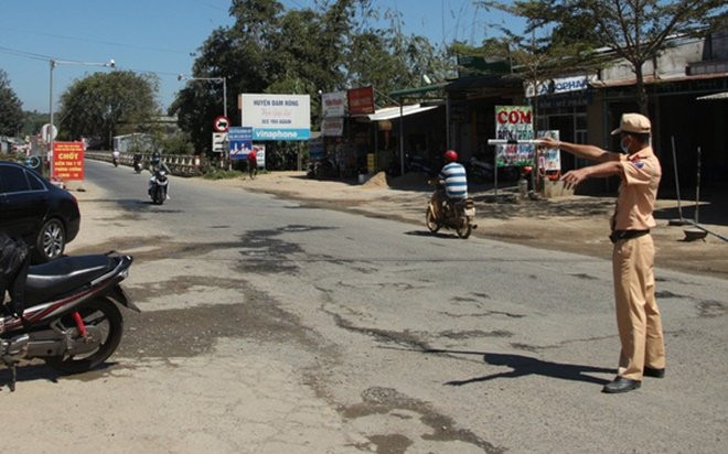 Không có giấy xét nghiệm âm tính, 3 thanh niên bơi qua sông để né chốt kiểm dịch Ảnh 2