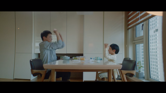 Hai cha con bắn tim quên ăn luôn.