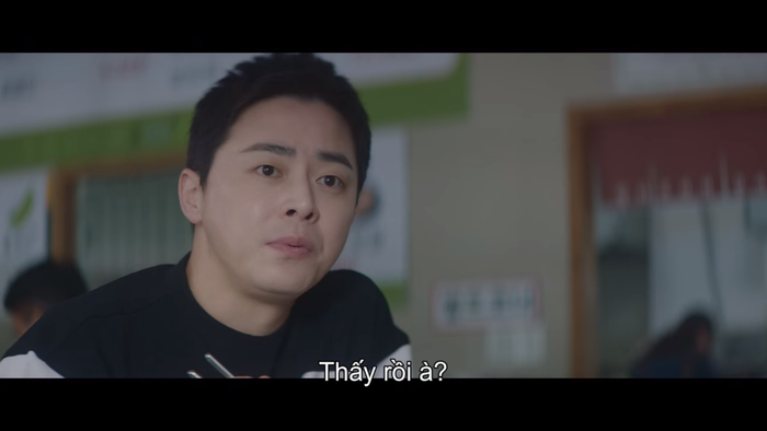 Lớn rồi còn chơi trộm đồ ăn?