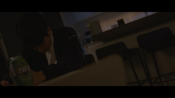 Jun Wan uống say để có động lực gọi điện cho cô dù biết rằng cô sẽ không bắt máy.