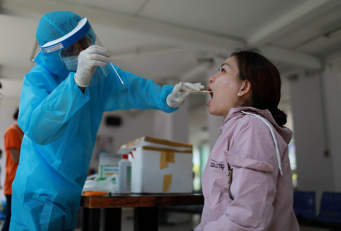 Công nhân ở khu chế xuất được cán bộ y tế lấy mẫu xét nghiệm. Ảnh: Báo Thanh Niên