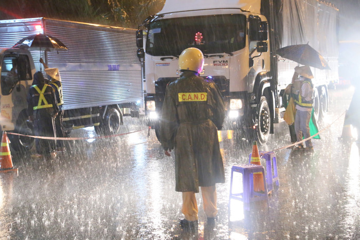 Dù nắng hay mưa, dù ngày hay đêm, lực lượng giao thông cùng các chiến sĩ áo trắng vẫn làm việc liên tục, kiểm soát người và phương tiện ra vào cửa ngõ TP Cần Thơ. Ảnh: Phạm Đỗ Minh Trung