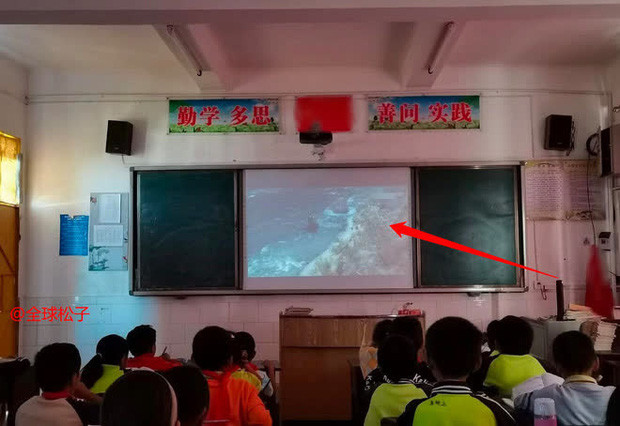 Fan Hữu phỉ cũng từng cho học sinh xem phim trong giờ.