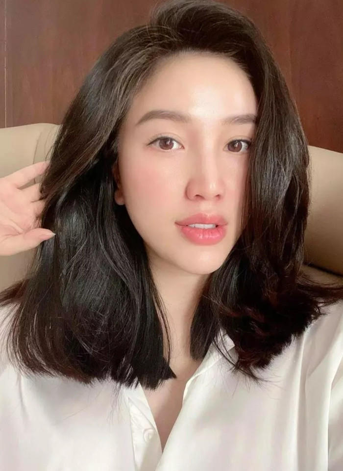 Từ kiểu tóc dài chuyển sang ngắn ngang vai, nếu soi kỹ thì sẽ thấy các lọn tóc không đều, nhưng về tổng thể thì cũng 'ổn áp' lắm.