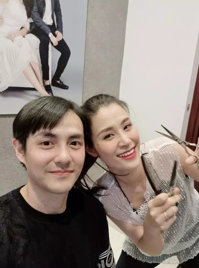 Thành quả của Đông Nhi sau vài phút 'múa kéo' là mái tóc gọn gàng, rất nhẹ nhàng của Ông Cao Thắng.