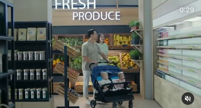 Cặp song sinh Lisa - Leon lần đầu xuất hiện trên clip quảng cáo cùng bố mẹ.