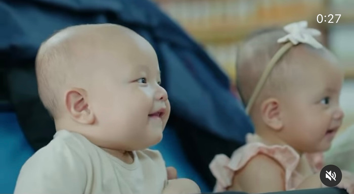 Cuối cùng thì cu cậu cũng 'tròn vai' với nụ cười cưng thiệt cưng. Bên cạnh đó 'chị ba' Lisa cũng nhận được nhiều lời khen vì rất ngoan, rất hợp tác ghi hình.