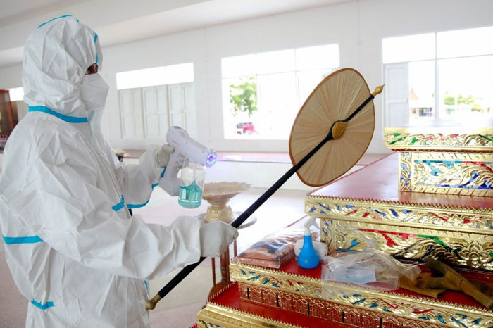 Nhà sư Pongpetch Santijittho khử trùng nhưng vật dùng trong nghi lễ hỏa táng.