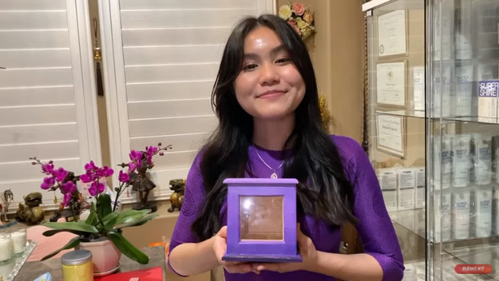 Bé Hà Tiên tự tay làm quà sinh nhật tặng mẹ, còn tâm sự sẽ nuôi tóc để dành tặng những hoàn cảnh khó khăn.