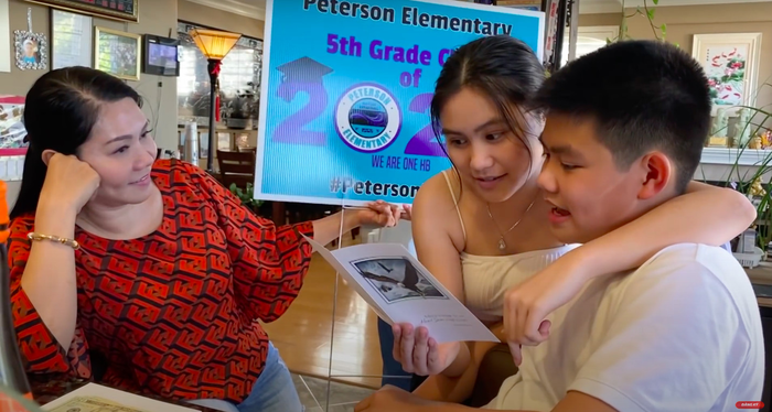 NS Ngọc Huyền cùng con gái hướng dẫn cho con trai Hà Nam cách đọc bức thư chúc mừng tốt nghiệp bằng tiếng Anh và tiếng Việt.