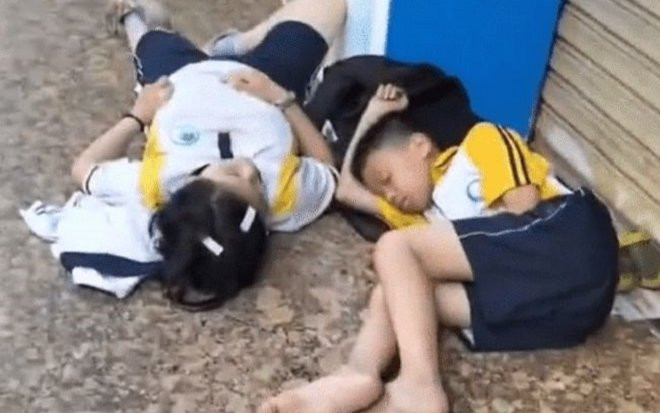 Hai đứa trẻ nằm vật vờ trước cửa lớp học thêm vào sáng sớm, lý do đằng sau khiến dân mạng 'dậy sóng' Ảnh 2