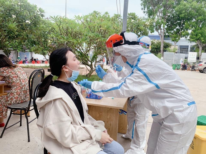 Học sinh THPT được lấy mẫu xét nghiệm trước khi dự thi tốt nghiệp. Ảnh: Báo Thanh Niên