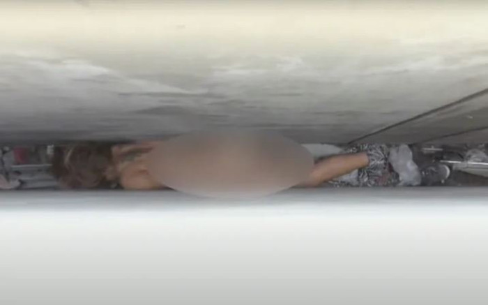 Nghe tiếng khóc từ khe hẹp tòa nhà, lính cứu hỏa hoảng hốt khi thấy cô gái khỏa thân mắc kẹt bên trong Ảnh 2