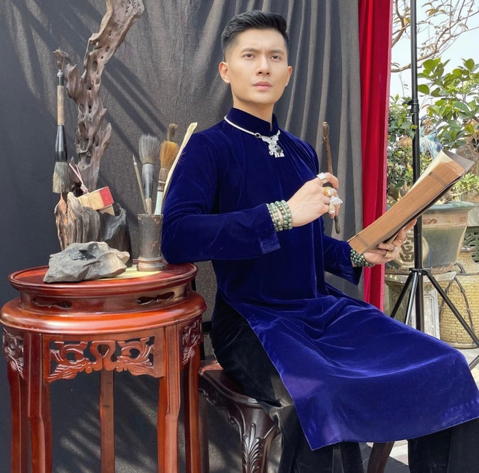 Ở bức ảnh khác, Lâm Bảo Châu mang một sợi dây chuyền với thiết kế mặt hình con voi cùng viên đá đen, không chỉ hai bàn tay đeo đầy nhẫn mà trên hai cổ tay còn mang thêm chuỗi ngọc.