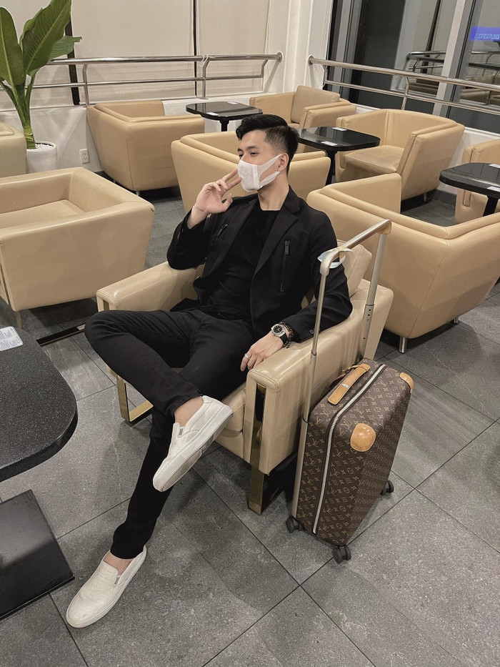 Nhưng phong cách thời trang cùng vẻ bề ngoài của anh thì đã có sự thay đổi rõ rệt.