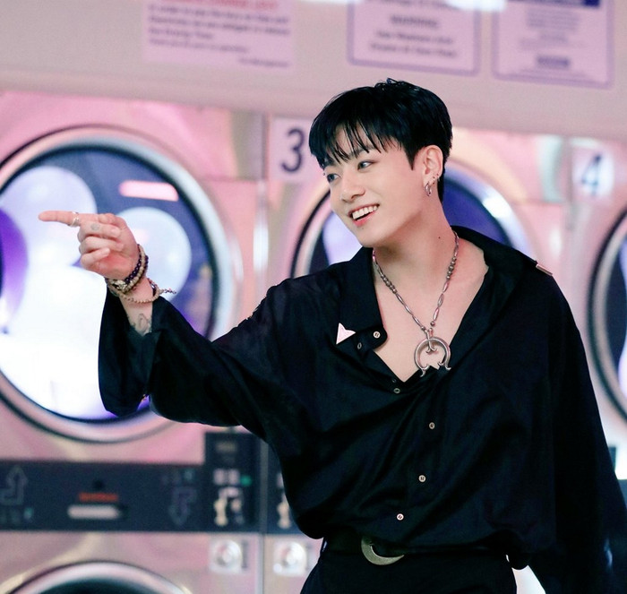 Loạt ảnh gần đây của Jungkook đã chứng minh được vẻ đẹp trẻ trung qua năm tháng.