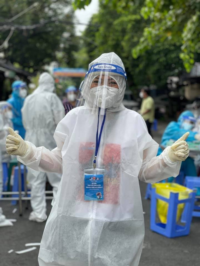 Không chỉ cầm mic, Phương Thanh còn biết cầm tông dơ hớt tóc cho y bác sĩ chống dịch Ảnh 3