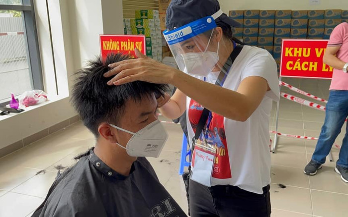 Không chỉ cầm mic, Phương Thanh còn biết cầm tông dơ hớt tóc cho y bác sĩ chống dịch Ảnh 2