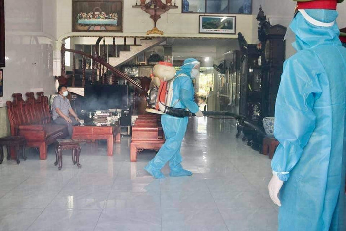 Lực lượng chức năng tiến hành phun khử khuẩn phòng dịch.