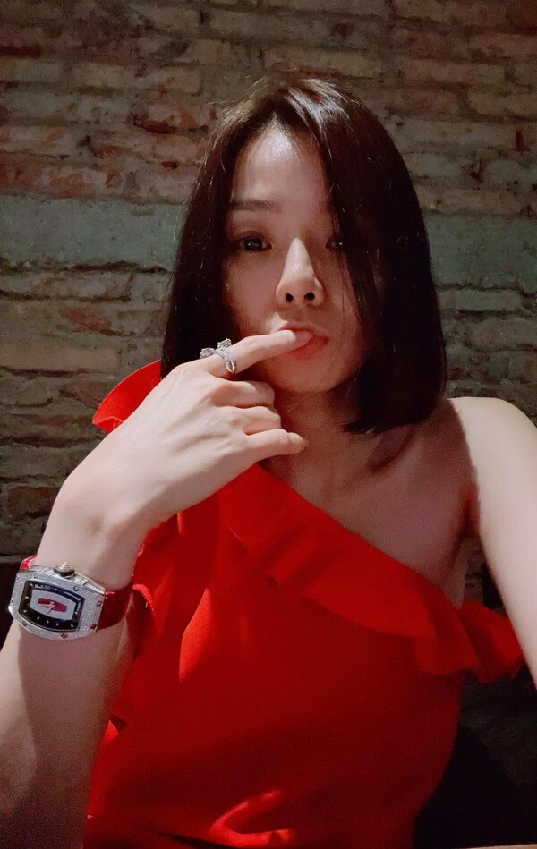 Thậm chí còn làm nhiều động tác chu môi, nũng nịu...